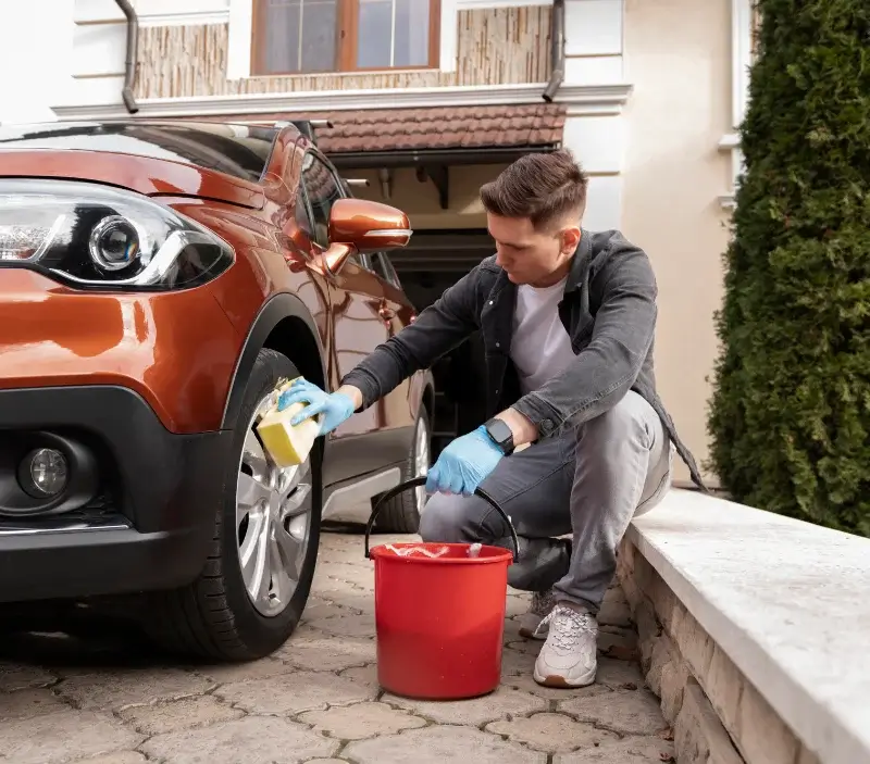 Lavage auto à domicile Saint-Julien-en-Vercors : professionnel intervenant sur un véhicule